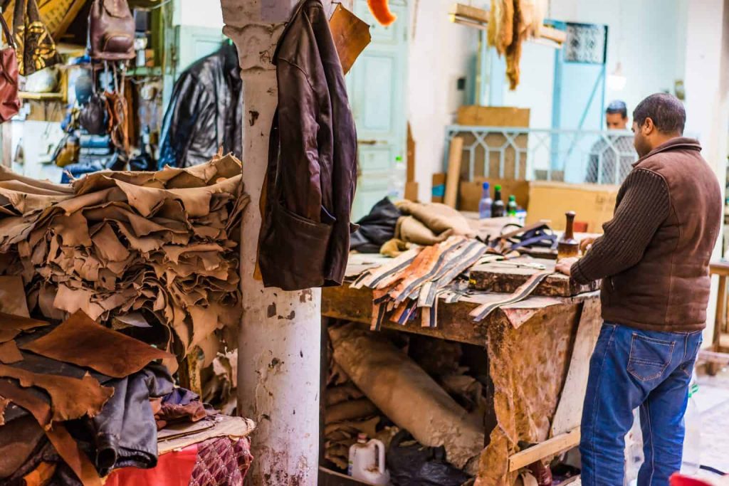 Un artesano trabajando en cuero un artesano trabajando